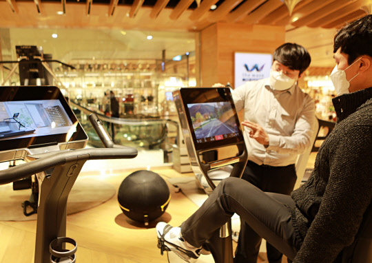 롯데백화점이 내달 21일까지 본점 '이탈리아 최고급 피트니스 기구 브랜드, 테크노짐' 팝업스토어를 진행한다고 22일 밝혔다. 서울시 중구 소공동에 위치한 본점 8층에서 고객이 '테크노짐 가정용 피트니스 기구'를 체험하고 있는 모습. <롯데쇼핑 제공>